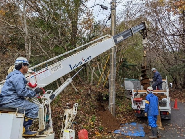 建柱作業の紹介｜有限会社金丸電設（公式ホームページ）